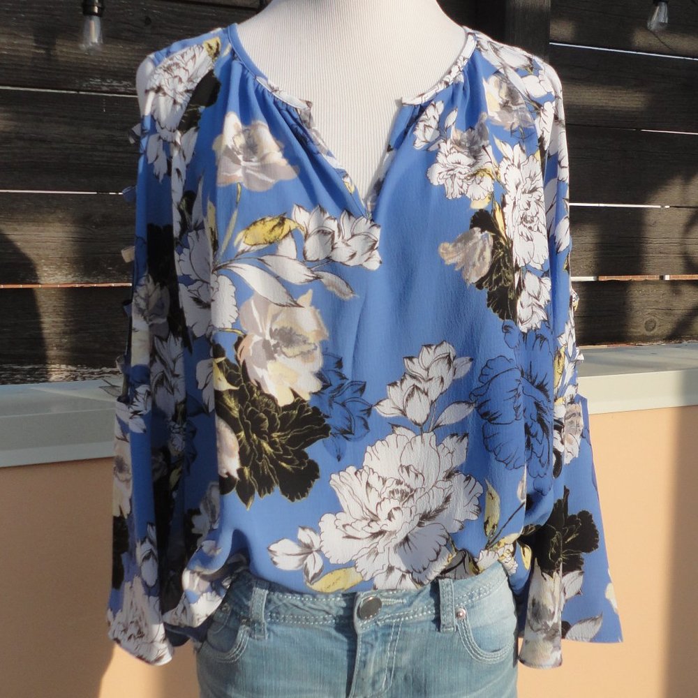 Blouse Jennifer Lopez Floral, Flutter, Cut Out Sleeve, V-Neck - Large NEW